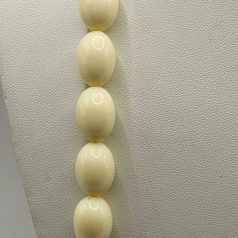Vintage Trifari Cream Oval Faux Pearl Bead Necklace Gold Tone Spring Ring Clasp - Picture 3 of 6